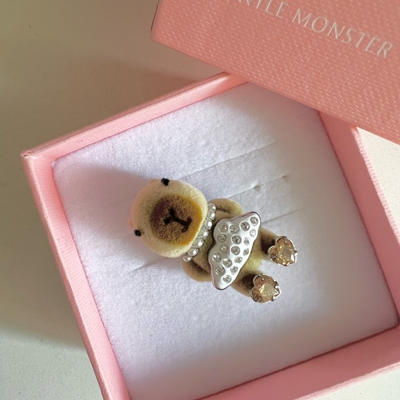 Gentle Monster x Jennie Jentle Salon Capybara Cooing Charm - Picture 2 of 8